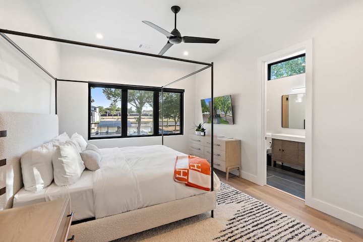 Chumba cha kulala cha 4: Kitanda cha King na Bafu la Chumbani