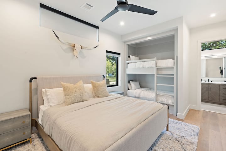 Chumba cha kulala cha 1: Kitanda cha King na Kitanda cha Mapacha