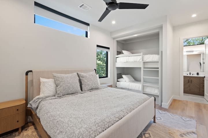 Chumba cha kulala cha 2: Kitanda cha King na Kitanda cha Twin juu ya Kitanda cha Twin Bunk