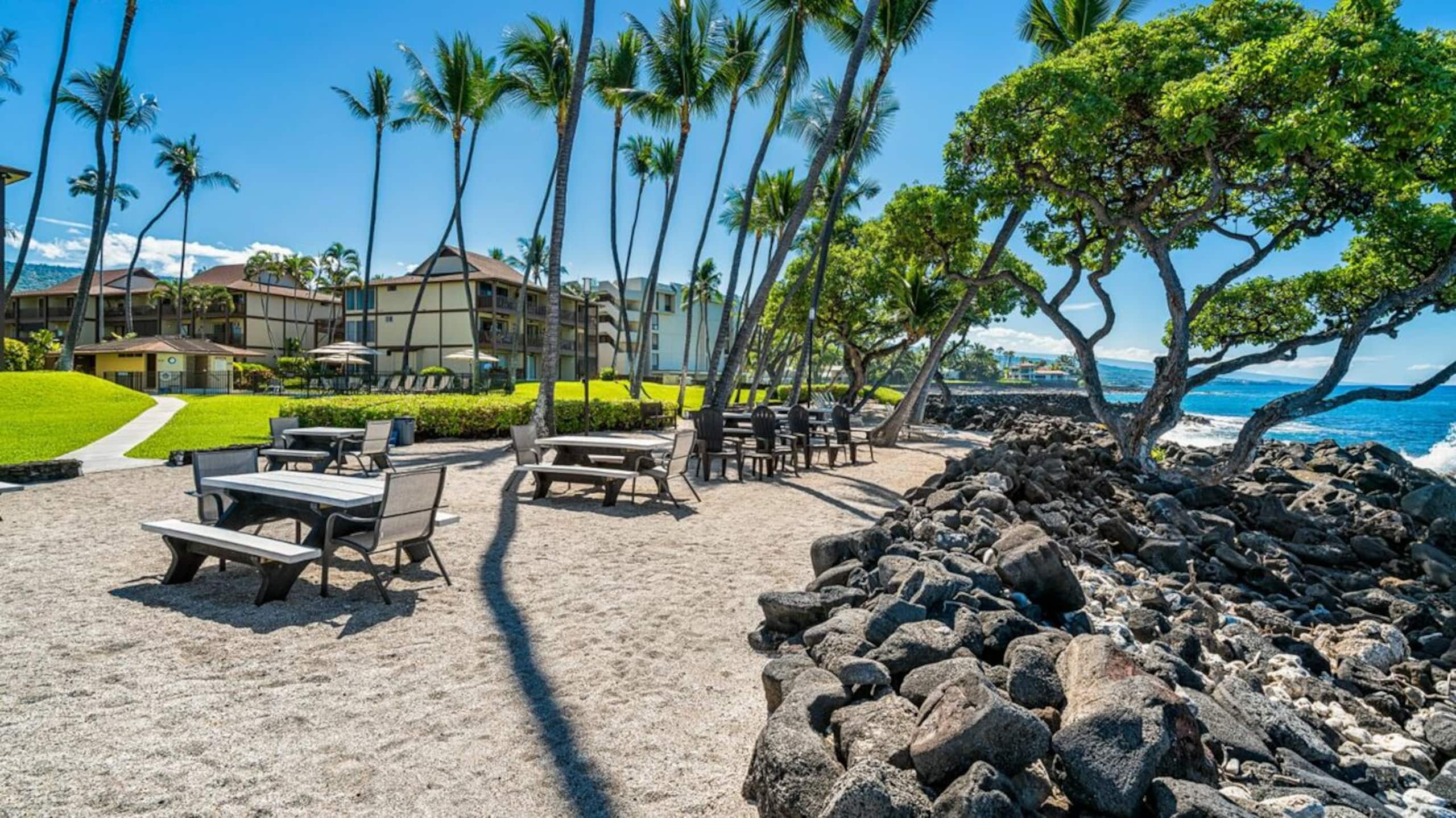 Condo in Kailua-Kona · ★4.75 · 1 bedroom · 2 beds · 1 private bath - Image 25