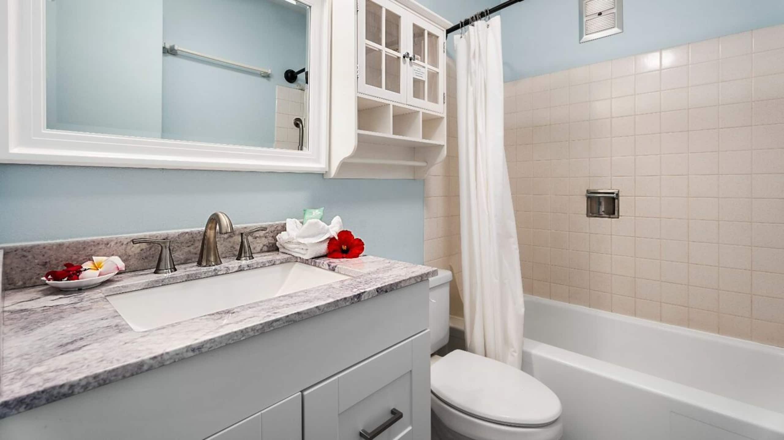 Condo in Kailua-Kona · ★4.75 · 1 bedroom · 2 beds · 1 private bath - Image 17