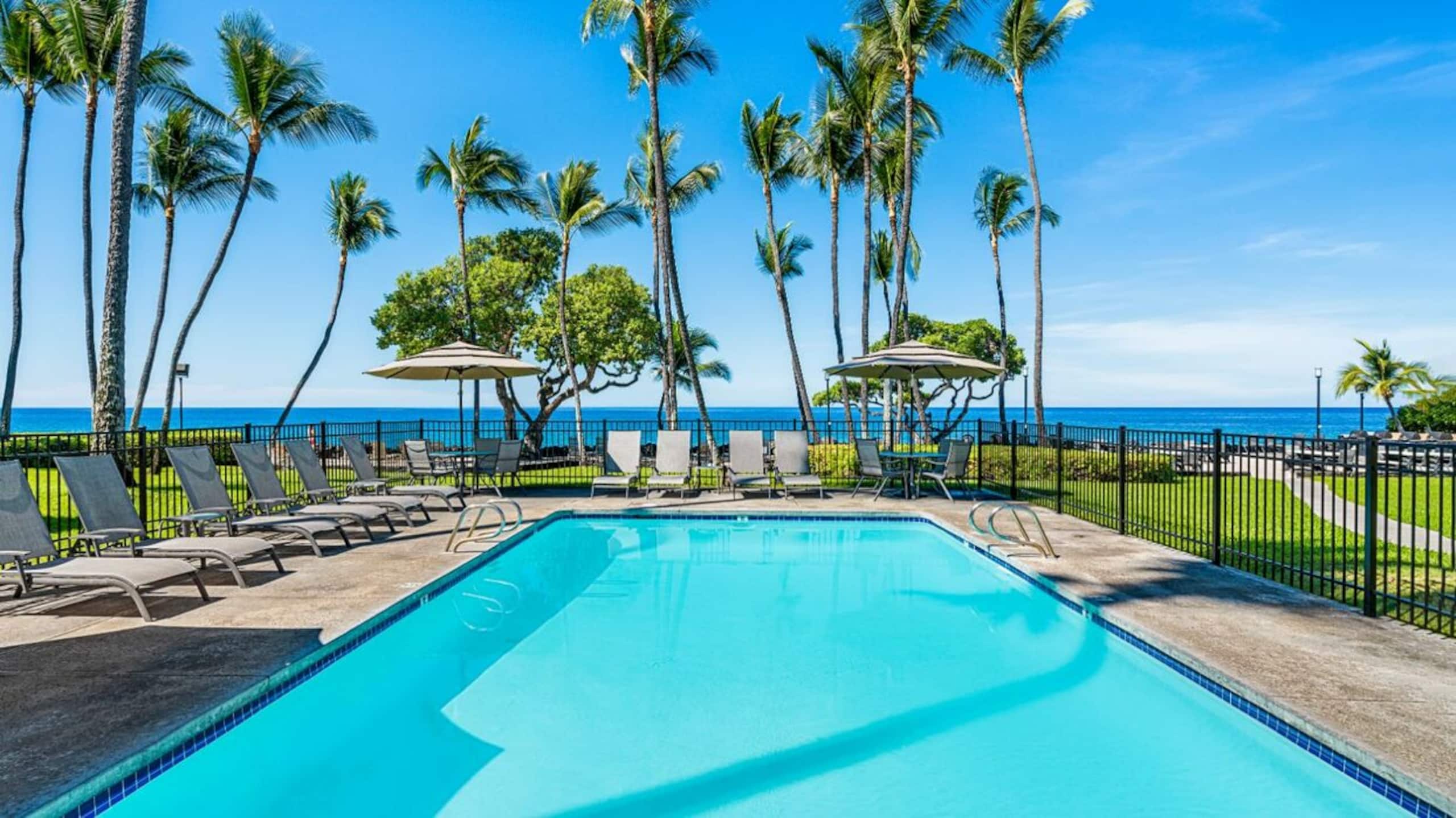 Condo in Kailua-Kona · ★4.75 · 1 bedroom · 2 beds · 1 private bath - Image 5