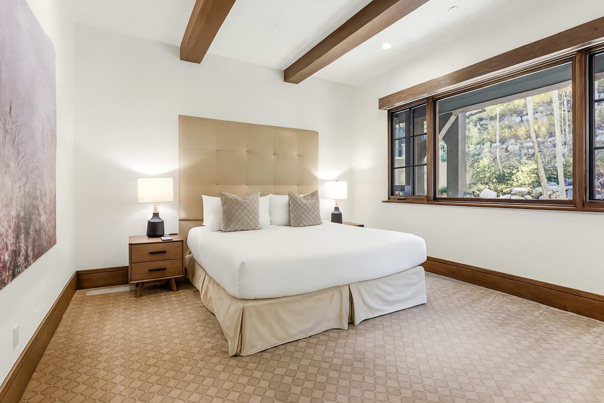 Bedroom 2: King or two twin beds, main floor, en-suite bathroom, direct hot tub/patio access