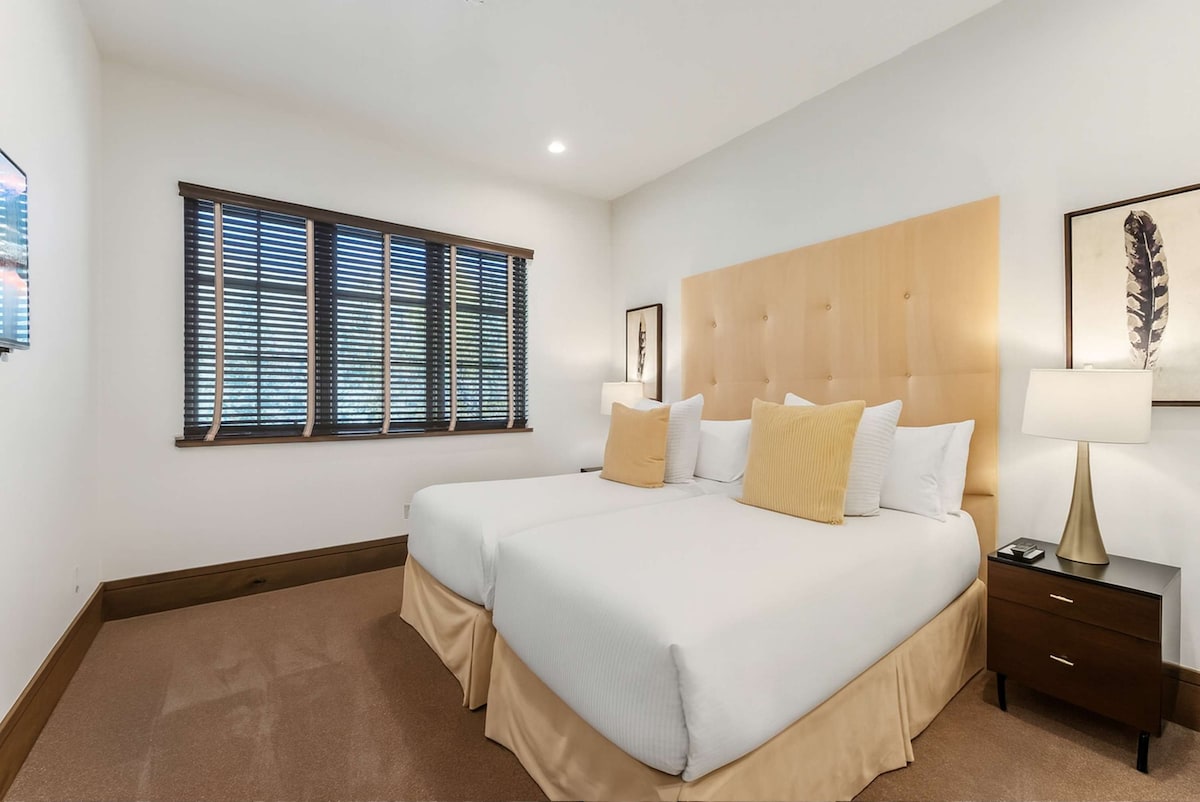 Bedroom 5: Two twin beds or King, lower floor, en-suite bathroom