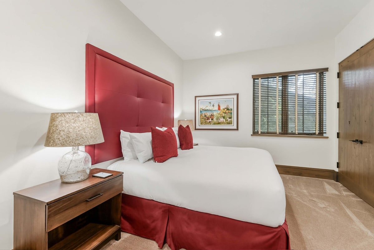 Bedroom 3: King  or two twin beds, lower floor, en-suite bathroom