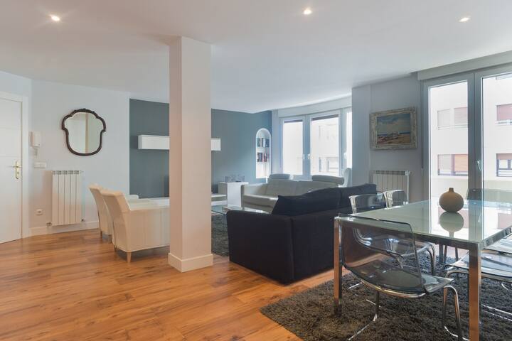 Playa Gros, views La Zurriola beach gallery image 3