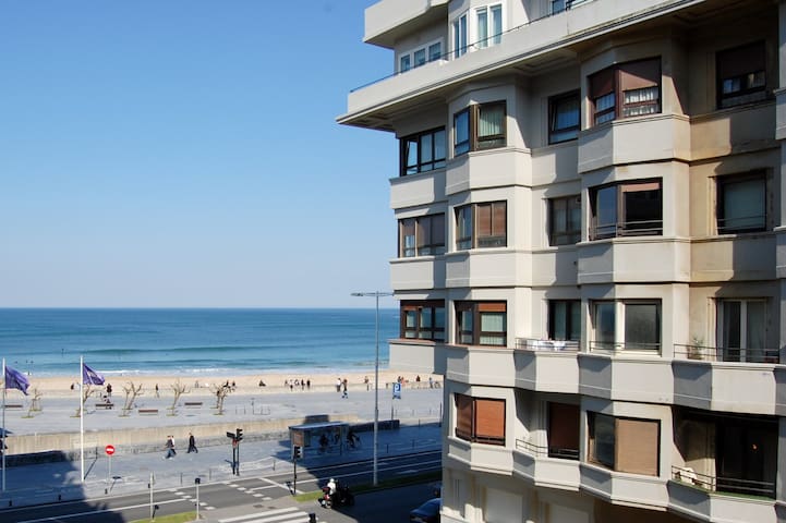 Playa Gros, views La Zurriola beach
