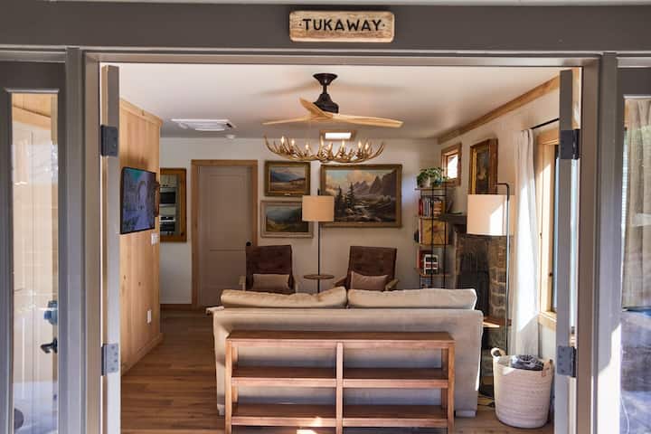 The Kern River House: Tukaway Cabin Lux Riverfront - Kernville, CA