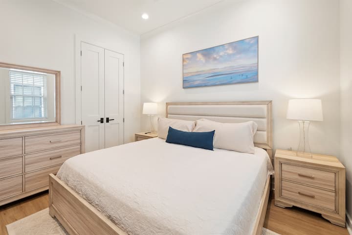 غرفة نوم رئيسية مع سرير كينج. خزانة ملابس وخزانة ملابس.