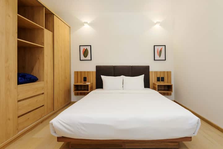 поглед кон спалната соба со вграден мебел и удобни детали.