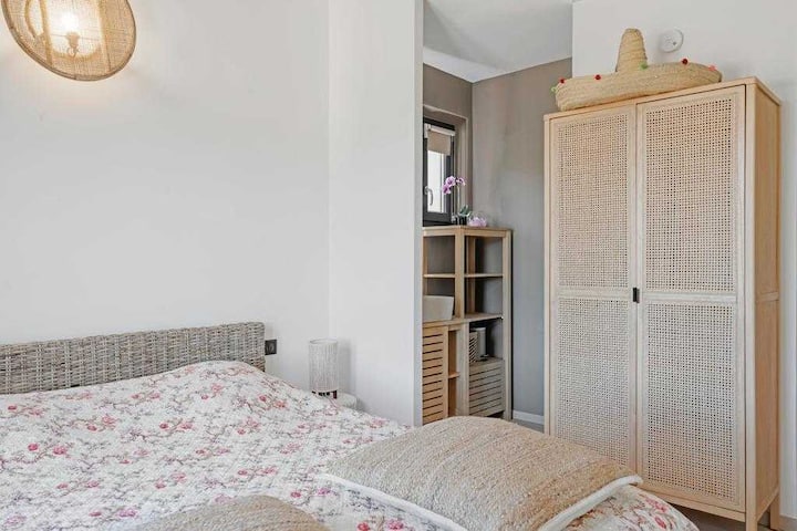 Dhomë gjumi e tretë e ndritshme dhe e rehatshme në katin e sipërm me një krevat dopio "queen" dhe banjë brenda 