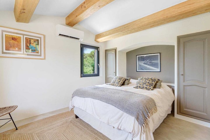 Dhomë gjumi e dytë e ndritshme dhe e rehatshme në katin e sipërm me një krevat dopio "queen" dhe banjë brenda 