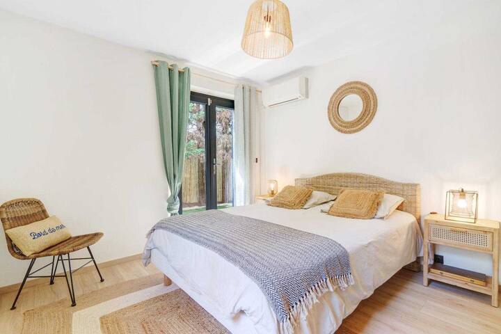 Dhomë gjumi e parë e rehatshme dhe e ndriçuar në katin përdhes, me një krevat dopio "queen" 