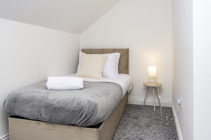 Chambre au dernier étage avec lit simple (l'un des deux lits simples de cette chambre)