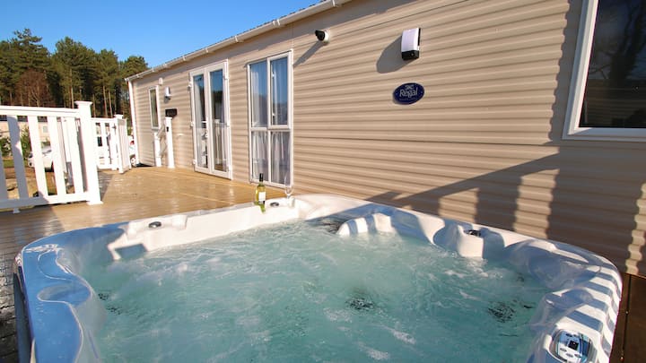 2 Bedroom Sublime Caravan With Hot Tub - 利明通