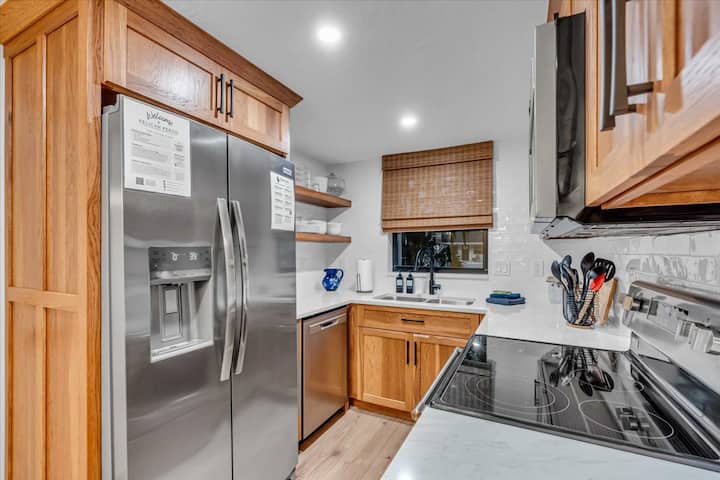 Pelican Cove | Heated Pool + Outdoor Dining - Sarasota, FL