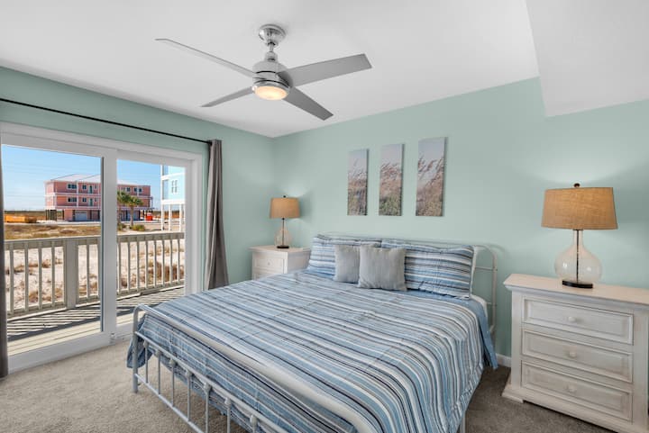 Dormitorio principal 1 en el piso principal con acceso al balcón.