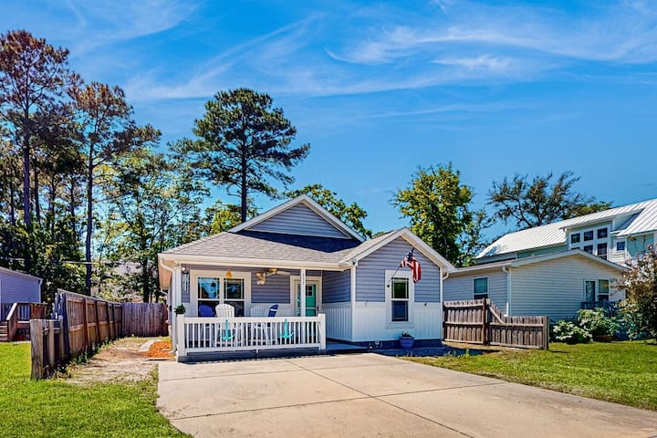 Blue Dream: Dog Friendly Coastal Cottage - Oak Island, NC