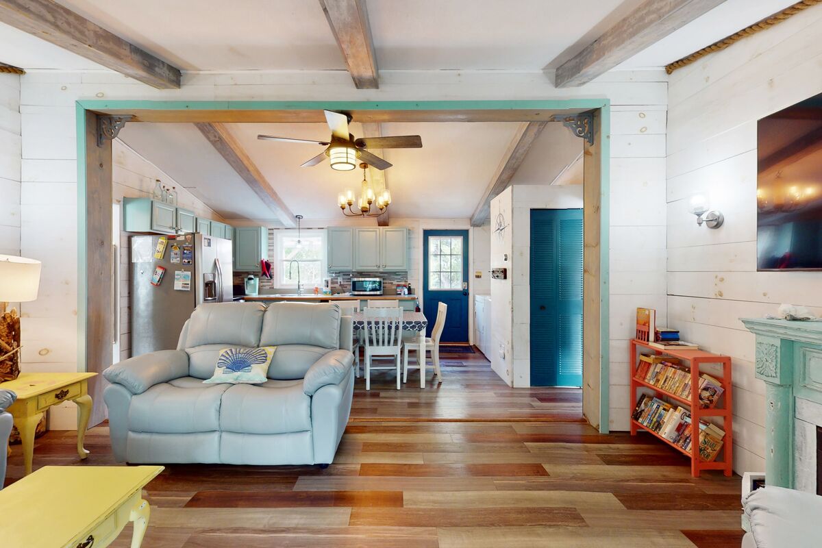 4BR with hot tub & screened porch- walk to beach!