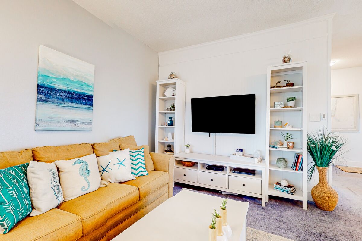 2BR oceanfront condo with great views, pool & deck