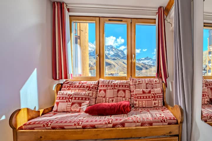 מושב ליד חלון פנורמי - להירגע עם נוף למונט דה פקלה; דירות סקי בוואל תורנס נדירות שמרגישות כל כך מוארות וביתיות.