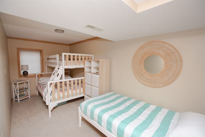 Dormitorio 4 con litera completa y cama individual