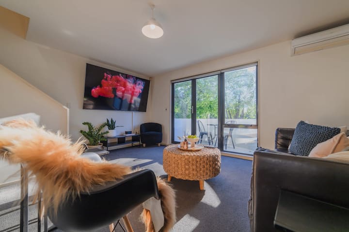 Elegant 3-storey With Garage Parking By Latimer Sq - Christchurch
