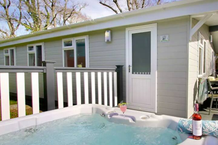 3 Bedroom Superior+ Lodge With Hot Tub - Milford on Sea