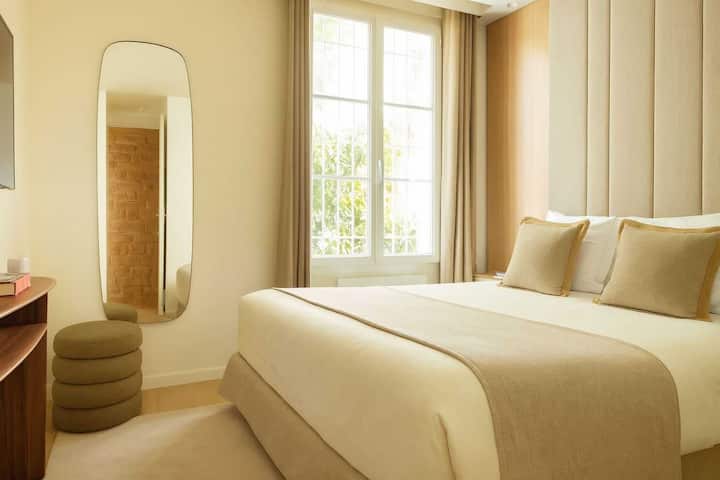 Një dhomë luksoze me një krevat dopio për net të qeta.
