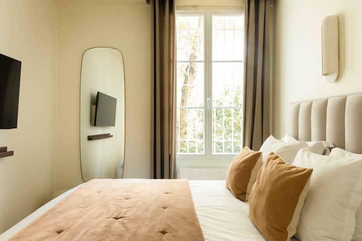 Një dhomë luksoze me një krevat dopio për net të qeta dhe një televizor
