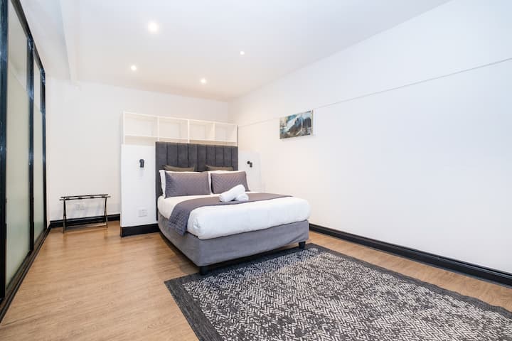 Chumba cha kulala cha 1 chenye kabati la nguo lililo wazi na Dirisha la Paa