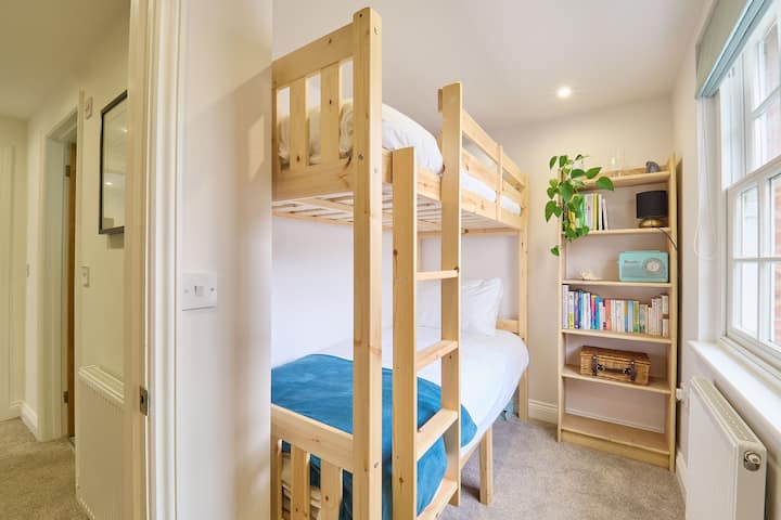 أورورا، ديل - الاستضافة والإقامة