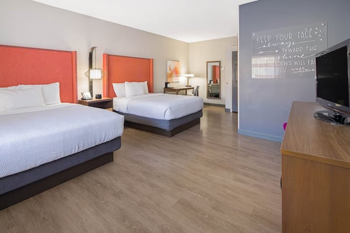 La Quinta Oc Airport | 2 Queens | Free Shuttle - Costa Mesa, CA