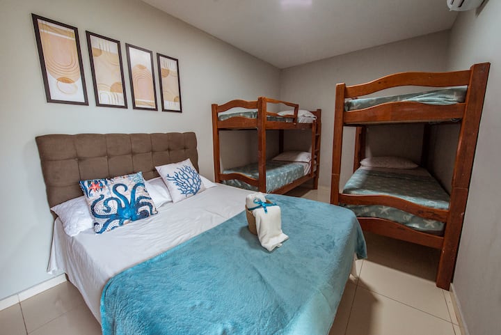 Chambre spacieuse et bien éclairée, idéale pour le repos et le confort