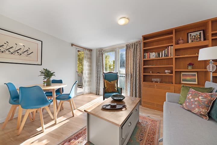 Prostrani dnevni boravak s blagovaonicom - iz spavaćih soba mogu se donijeti 4 stolice i još dvije stolice