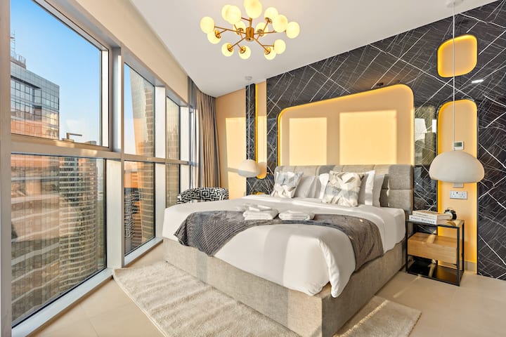 ️ Chumba cha kulala kilicho na kitanda cha ukubwa wa malkia, dirisha kubwa, kiti cha pembeni na taa maridadi ya pembeni 