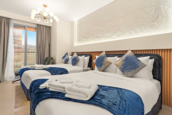  Chumba cha kulala chenye nafasi kubwa kilicho na vitanda viwili vya starehe vya ukubwa wa malkia na Televisheni mahiri 