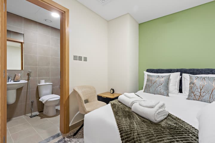 Chumba kidogo cha kulala kilicho na kitanda cha ukubwa wa kifalme na bafu 