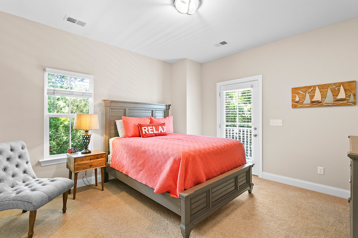 Treća spavaća soba – bračni krevet (širine 150 – 179 cm), izlaz na trijem, privatna kupaonica, TV