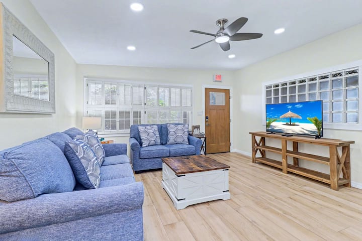 2br Coastal Retreat |Firepit & Yard |Walk To Beach - Indian Rocks Beach, FL