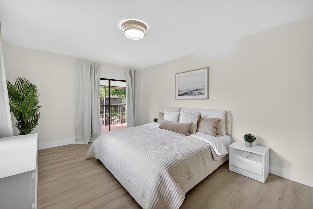 غرفة نوم رئيسية مع سرير كينج وتلفزيون ذكي