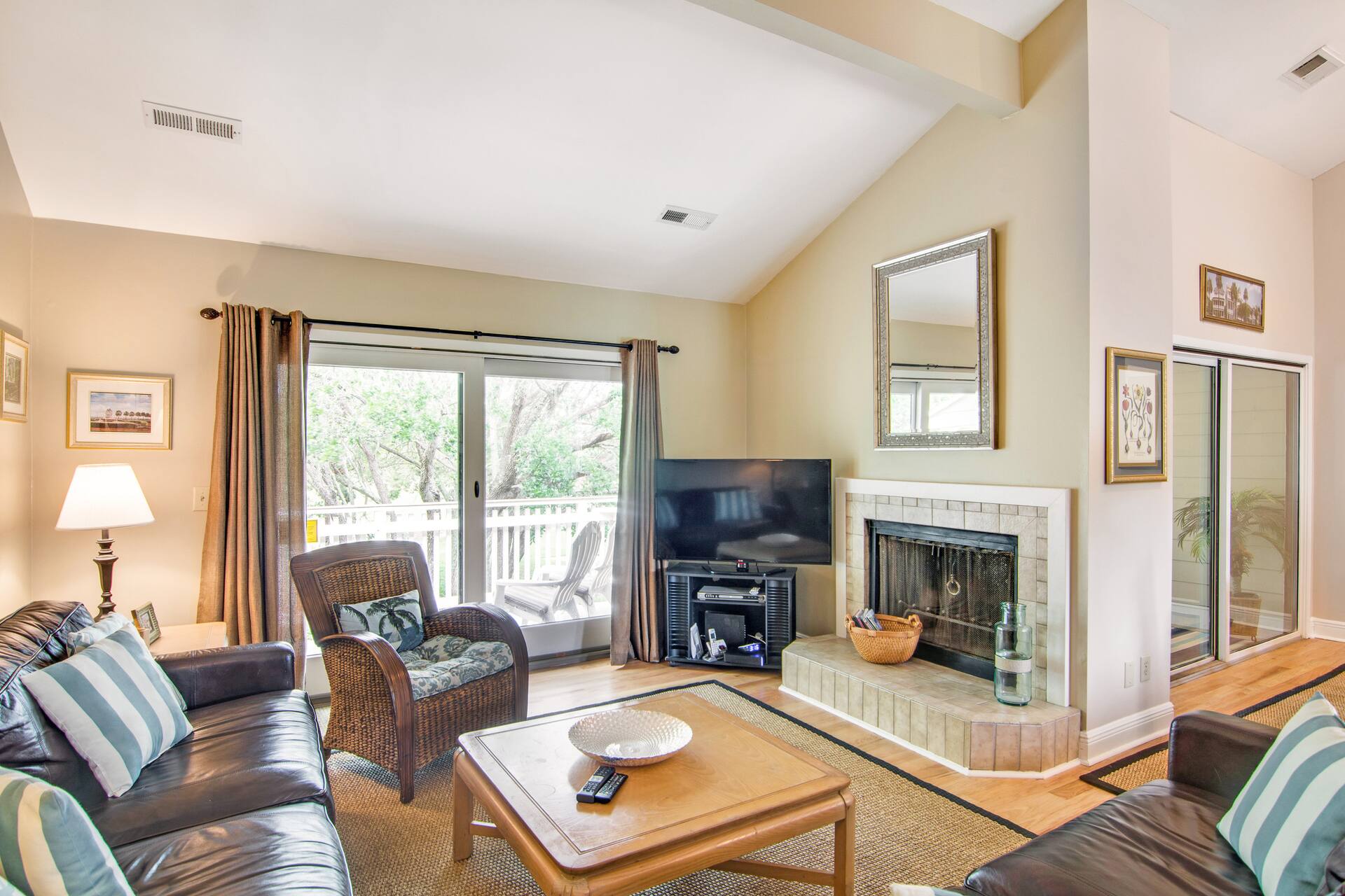 Renovated Townhome With Golf & Pool Near Beach