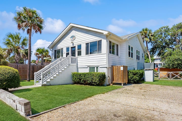 Charming Home W/ Porch, Wifi & Walk To Beach - Folly Beach, SC