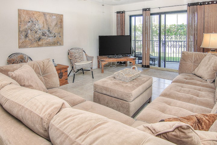 Elegant Condo W/ Patio, Pool & Outdoor Grills - Belleair Beach, FL