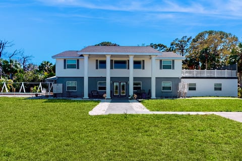 Beautiful Bayou Estate w/ Game Room & Firepit