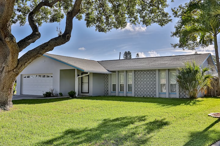 Modern Coastal Home W/ Pool, Grill & Outdoor Bar - Largo, FL