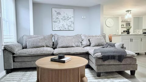Contemporary Apartment- Prime Location to MBTA