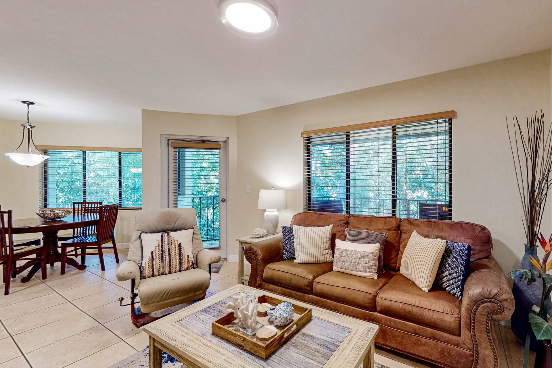 Top floor Condo with on site pool hot tub grills g