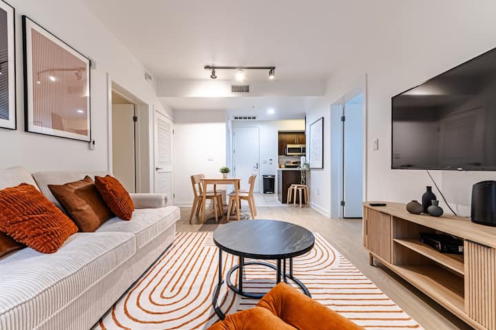 Stay In The Heart Of Downtown Santa Monica! - Santa Monica, CA