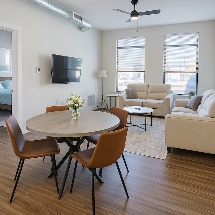 Downtown Ec 1br Near Uwec, Clinics/hospital - Eau Claire, WI